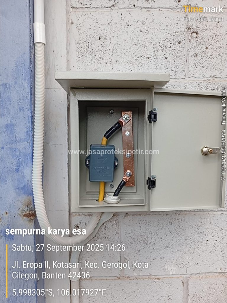 Pemasangan lightning flash counter