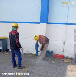 Pemasangan sistem grounding pabrik untuk mendapatkan resistansi di bawah 2 Ohm
